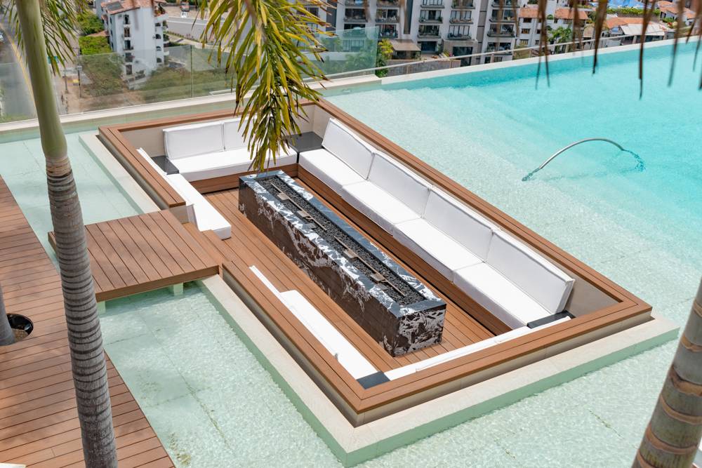 Sunken lounge in the pool