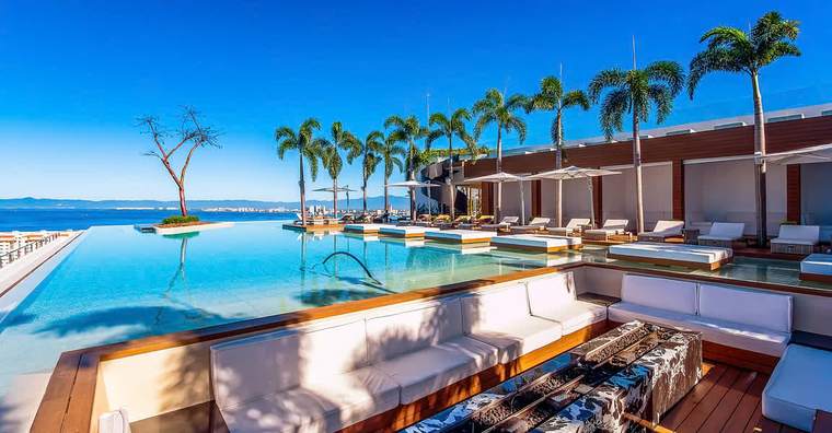 Daybeds and the sunken lounge